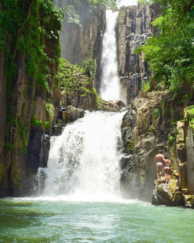 Cinco destinos com cachoeiras em Goiás lary di lua