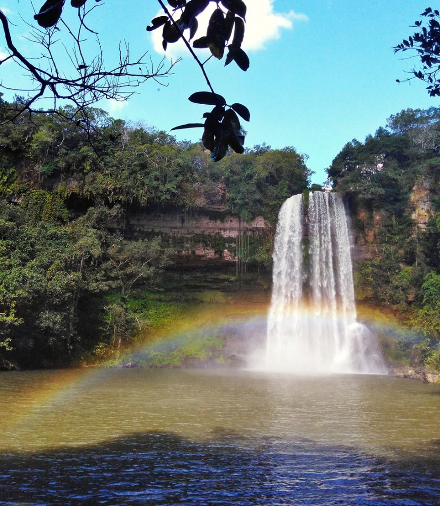 Cinco destinos com cachoeiras em Goiás lary di lua