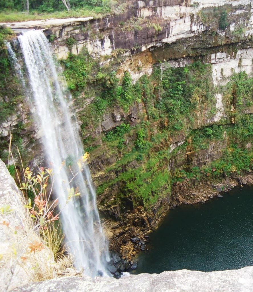 Cinco destinos com cachoeiras em Goiás lary di lua