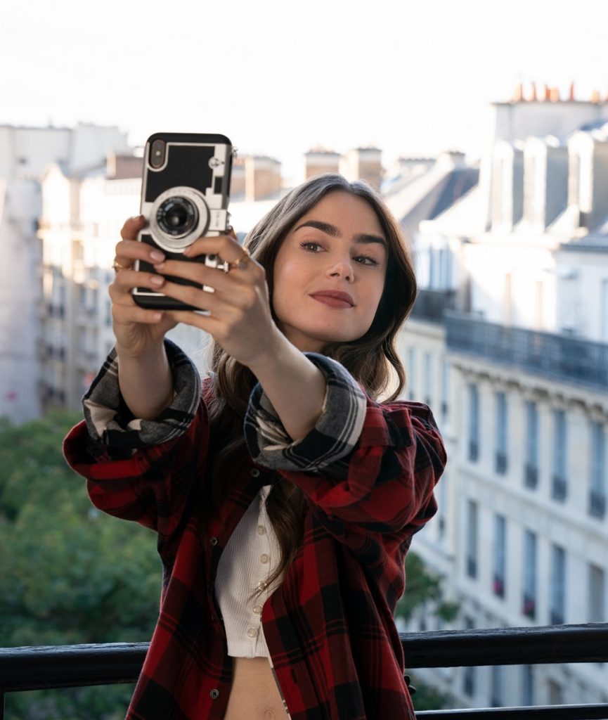 Conheça as locações de Emily em Paris lary di lua