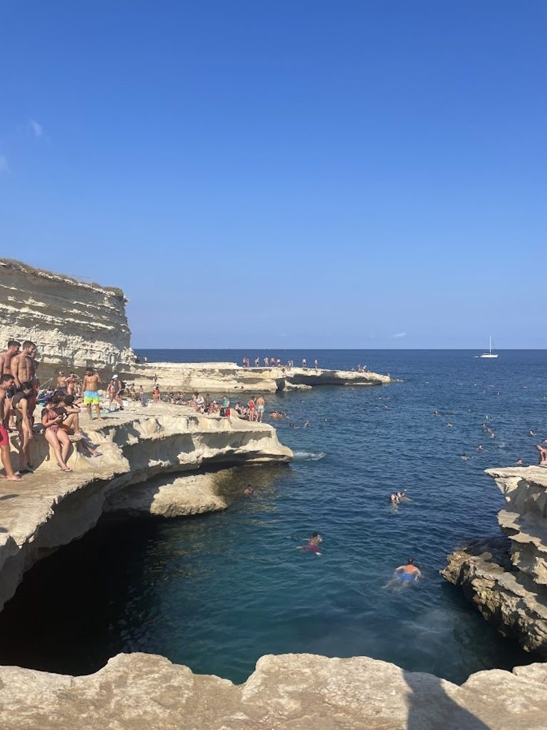 intercâmbio em Malta no verão st peter pool lary di lua